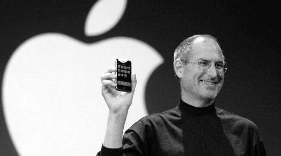 Steve-Jobs-Holding-iPhone